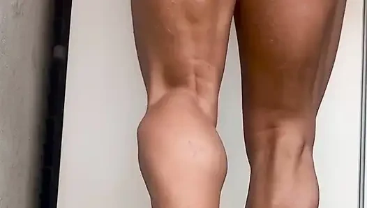 Kaslı orta yaşlı seksi kadının sıkı götü esneme ısısı altında patlıyor