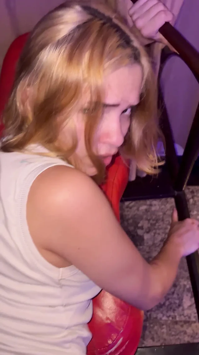 Striptizci Alice'i dört ayak üstüne aldım ve sadece amına soktum