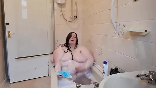 İri güzel kadın banyo zamanı eğlencesi ve göbek sallıyor