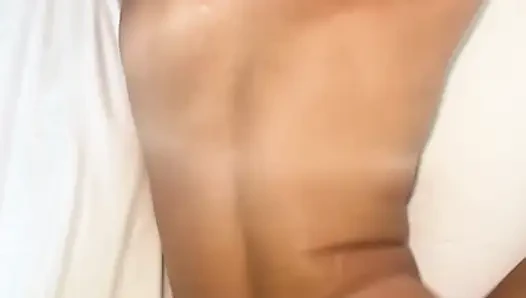 Esmer hatun Katie Kush yaramaz banyosundan zevk alıyor