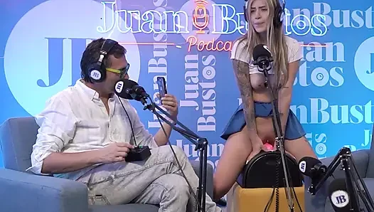 Oyuncaklarından daha iyi! Mollysmith Juan Bustos Podcast'te Sybian makinesinin her yerine fışkırtıyor