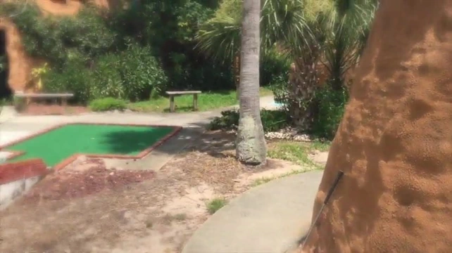 Büyük memeli orta yaşlı seksi kadın ile halka açık mini golf seksi