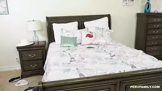 sarışın minyon üvey kardeş yardımcı olur ile mastürbasyon