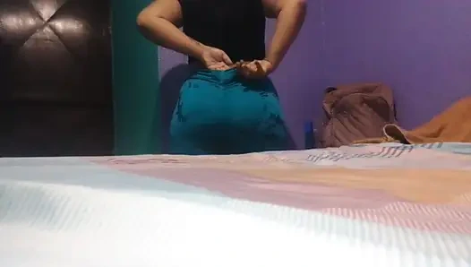 Üvey kuzenim spor salonuna gitmek için üstümü değiştirdiğimde büyük götümü görmeyi seviyor