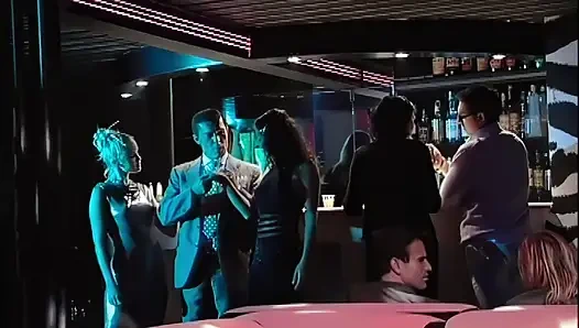 İki orospu, bir gece kulübünde İtalyan penisini paylaşıyor