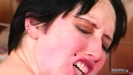 Erkek delisi sert lattesi gibi tanrı gibi sikişiyor