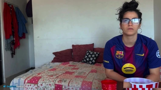 Futbol maçını izliyor ve o bahis kaybediyor