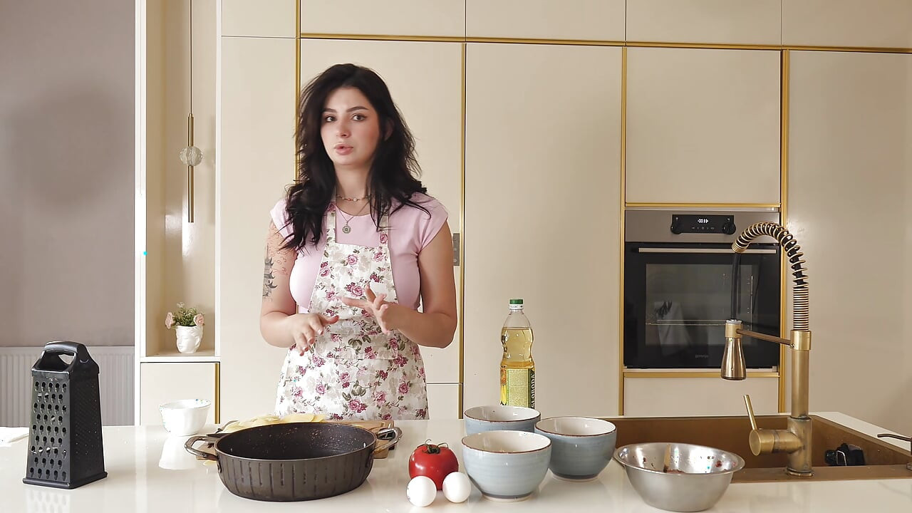 Yemek pişirme gösterisi yüzünde spermle biseksüel üçlü sekse dönüştü.