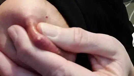 Julie süt sağıyor