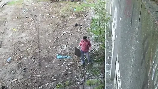 Terk edilmiş binada edepsiz kaltağı sikiyor