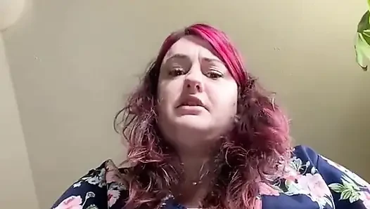 Giantess bir minik keşfediyor ve onu ayak kölesi ve yumuşak oyuncak haline dönüştürmekten eğleniyor