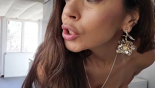 Mükemmel orta yaşlı seksi kadın komşu izlerken mastürbasyon yapıyor ve birçok patlayıcı orgazm oluyor