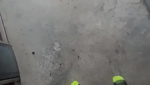 Depolama ünitesinin tadını çıkarırken neredeyse yakalanıyor