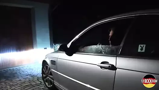 Küçük memeli esmer büyük yarağı emiyor ve biniyor