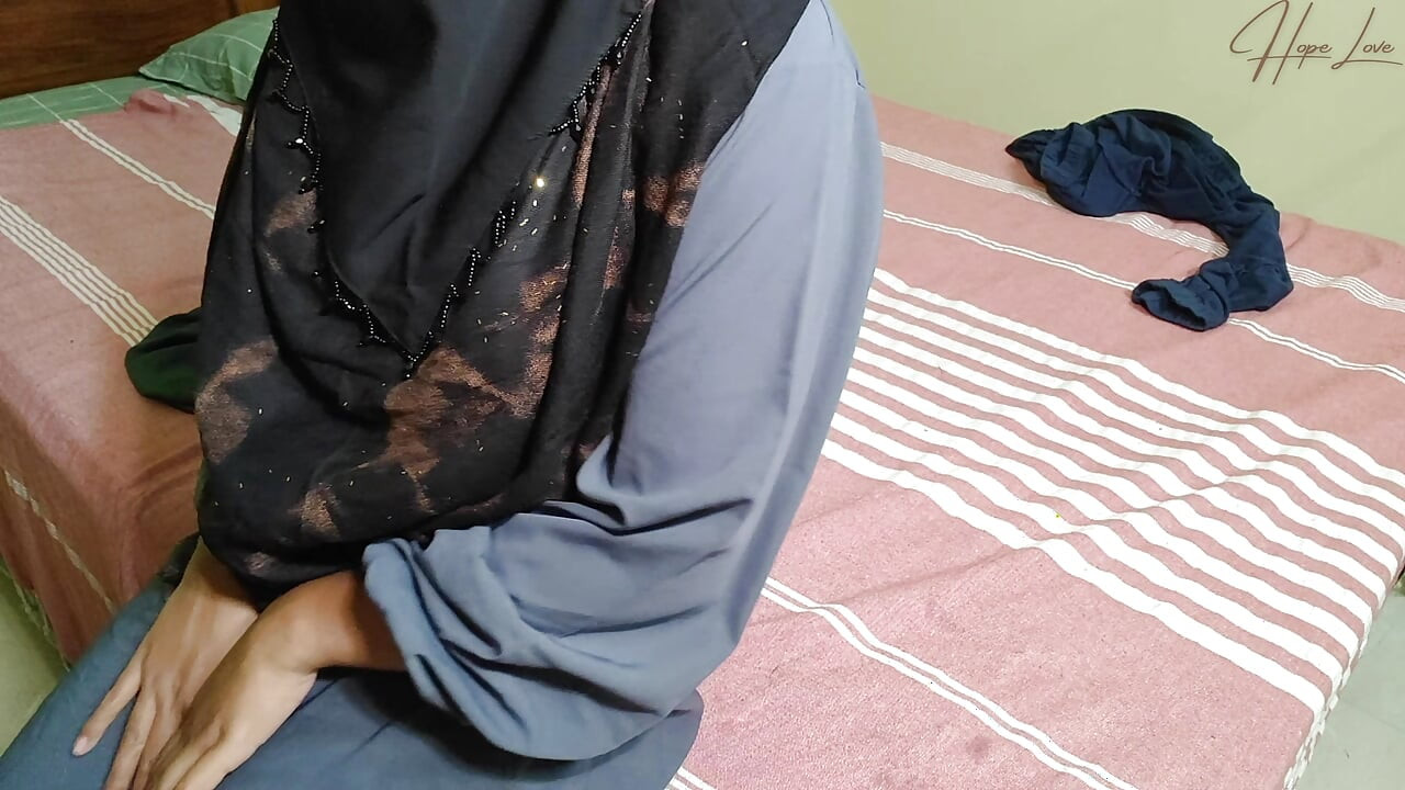 Evli tesettürlü orta yaşlı seksi kadın misyoner pozisyonunda sikiliyor