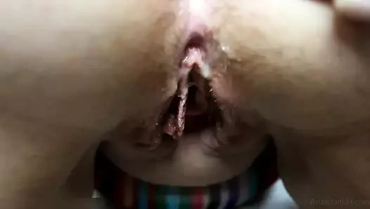 Sevimli iri güzel kadın yarak ve götüne bolca boşalmayı seviyor