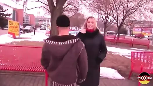 Azgın bir sarışının mükemmel göğüsleri bu yolculuğun tadını çıkarmak için ihtiyacınız olan tek şey.