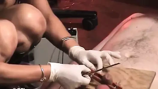 Zavallı köle her şekilde cezalandırılıyor