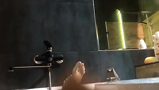 Asyalı ayaklar ve banyoda amcık