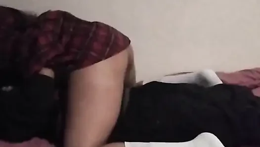 Üniversiteli kız komşum bir porno videosu kaydetmemizi istiyor!