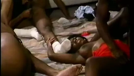 Siyah ev partisinde grup seks