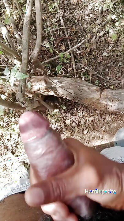 Hintli telugu adam ormanda dışarıda mastürbasyon yapıyor ve Telangana'nın telugu dilinde bir durumunda yarak emerek edepsizce konuşuyor