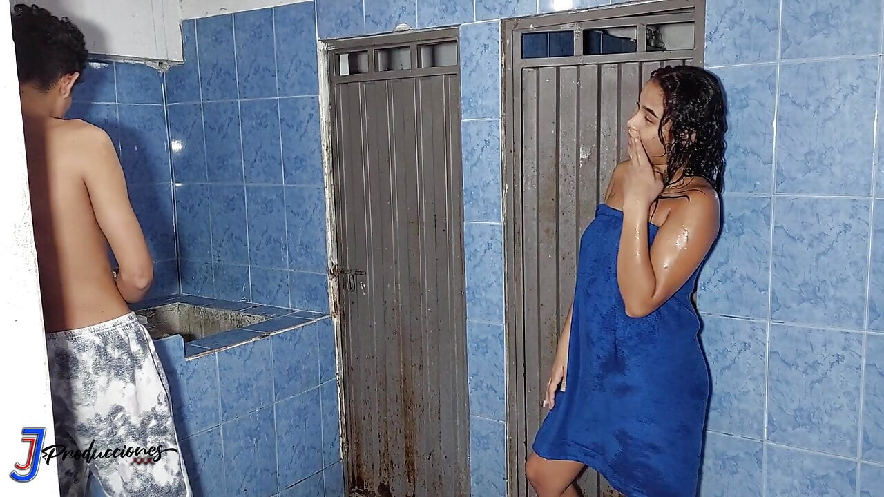 Duş alırken komşumun fahişesini izliyorum ve sonunda sikişiyoruz