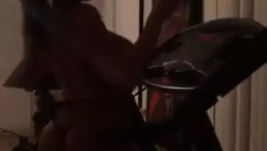 Aylen koşu bandında kıçını çıplak sallıyor