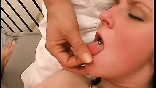 Büyük memeli esmer genç kız sert seksi seviyor