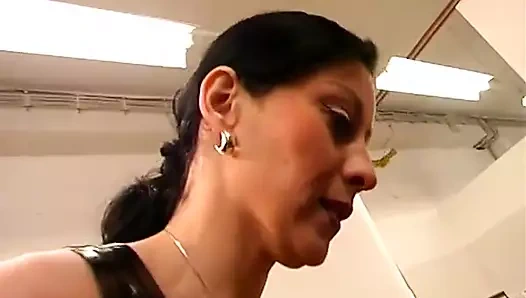 Ateşli sarışın sikilmeden önce şaplak yiyor ve ağda yapıyor