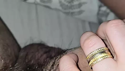 Üvey anne üvey oğluna ereksiyon olmadan kıllı yarakla mastürbasyon yapıyor