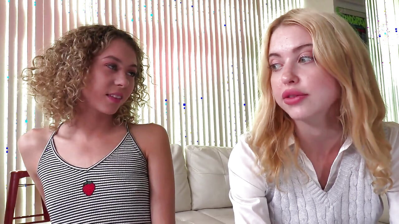 Allie Addison ve Chloe Cherry iyi küçük mastürbasyon yardımcısında