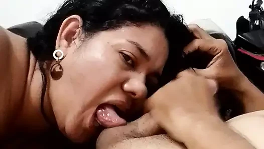 Sürtük kız arkadaşım lezzetli fışkıran amatör itaatkar bir köle olarak taşaklarımı emmeyi, gırtlağına kadar almayı ve sert anal seksi seviyor