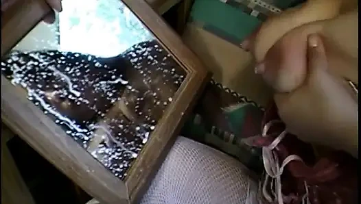 Asyalı kız senin için aynada göğüslerini sağıyor