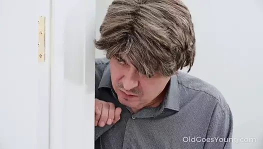 Yaşlı genç genç - yaramaz hottie suçüstü yakalanır