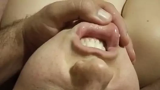 Güzel bir sürtük yapay bir penisle kendini sikiyor. Akan suyun altında yarak emiyor. Banyoda oyunlar.