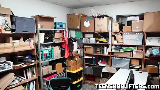 Genç hırsız audrey royal iki güvenlik görevlisi tarafından becerdin