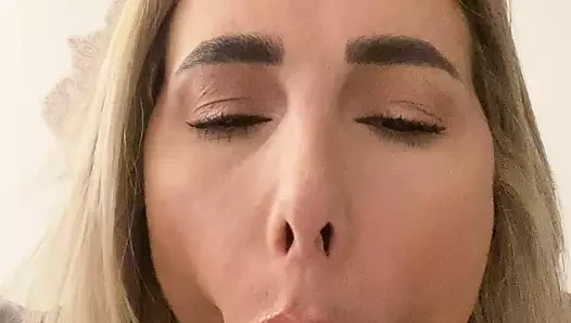 İzle beni yapay penis sikime masturbasyon yap ve sana nasıl mastürbasyon yapacağını söyle, sonra dilimi yaladığını hayal et