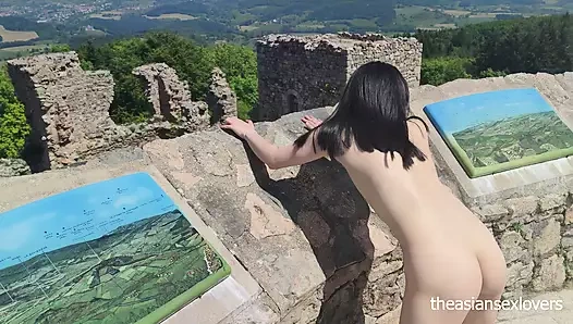 AÇıK HAVADA SEKS : Erkek kardeşimin Asyalı kız arkadaşını bir kalede sikiyorum. Büyük bir döllemeyle bitiyor