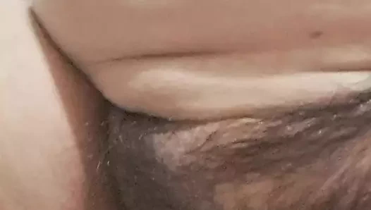 Üvey anne parmaklarını derine sokuyor ve ne kadar lezzetli fışkırtıyor