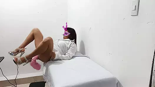 Tilki kuyruklu doktor dildoyla sikişiyor