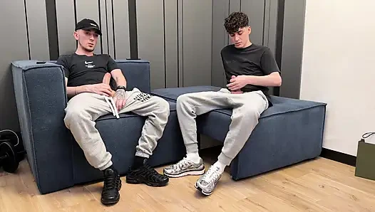 İki adam birlikte mastürbasyon yapıyor