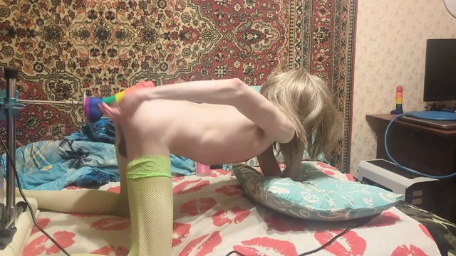 Sissy gökkuşağı dev dildo ile hardcore derin anal makine sikişi yapıyor