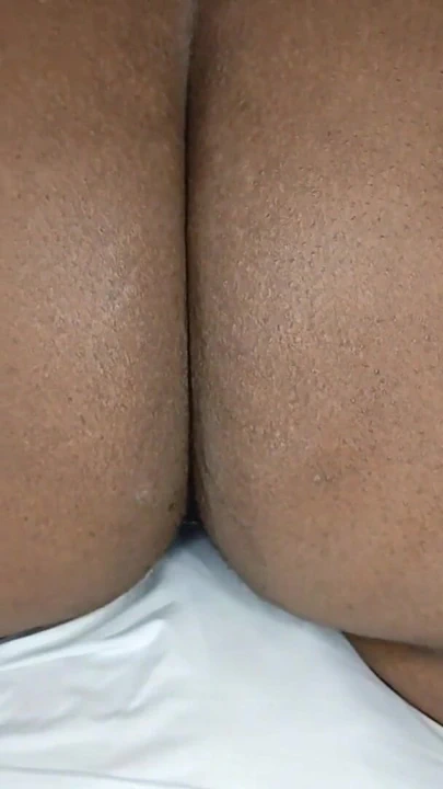 "Tamil teyze kıyafetsiz hızlı bir yastıkla sikişiyor orgazm oluyor"