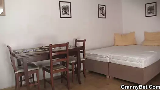 Doggy-lanet yaşlı sarışın kadın