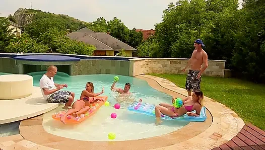 Havuz Kenarında Birden Fazla Yarakla Sarışın Grup Seks