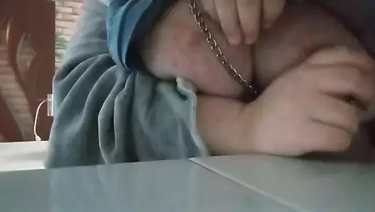 Göğüslerde zincir