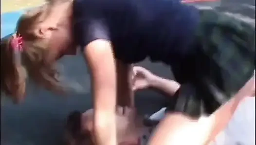 Seksi sarışının dövmeli kıllı yarağı