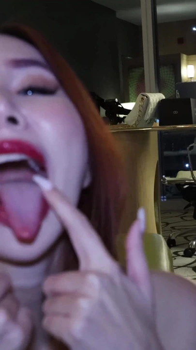 Uzun dilli minik Asyalı sürtük amcık gibi boğazını siktiriyor! | Klip 1