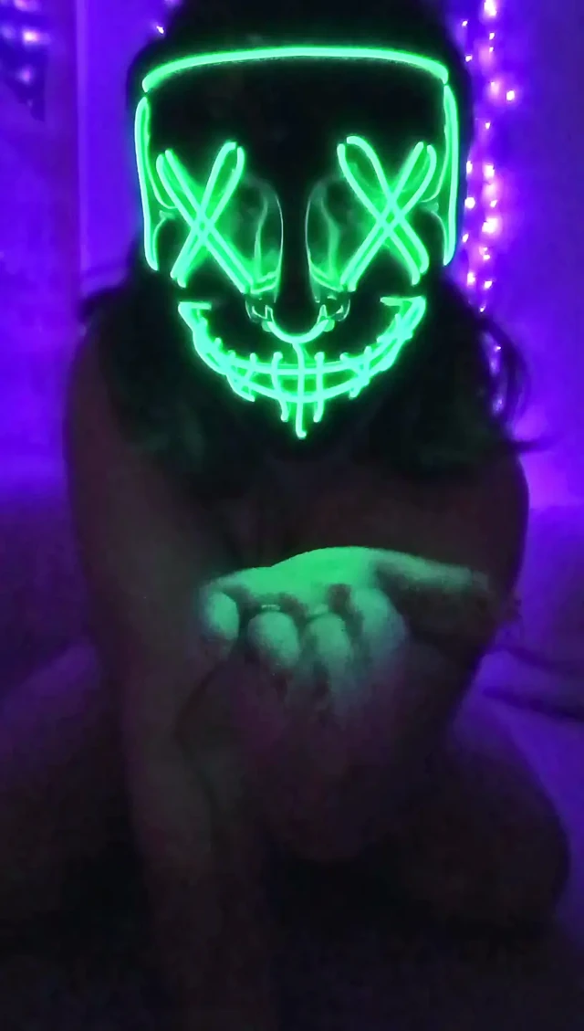 Neon palyaço kız kendini boşaltıyor